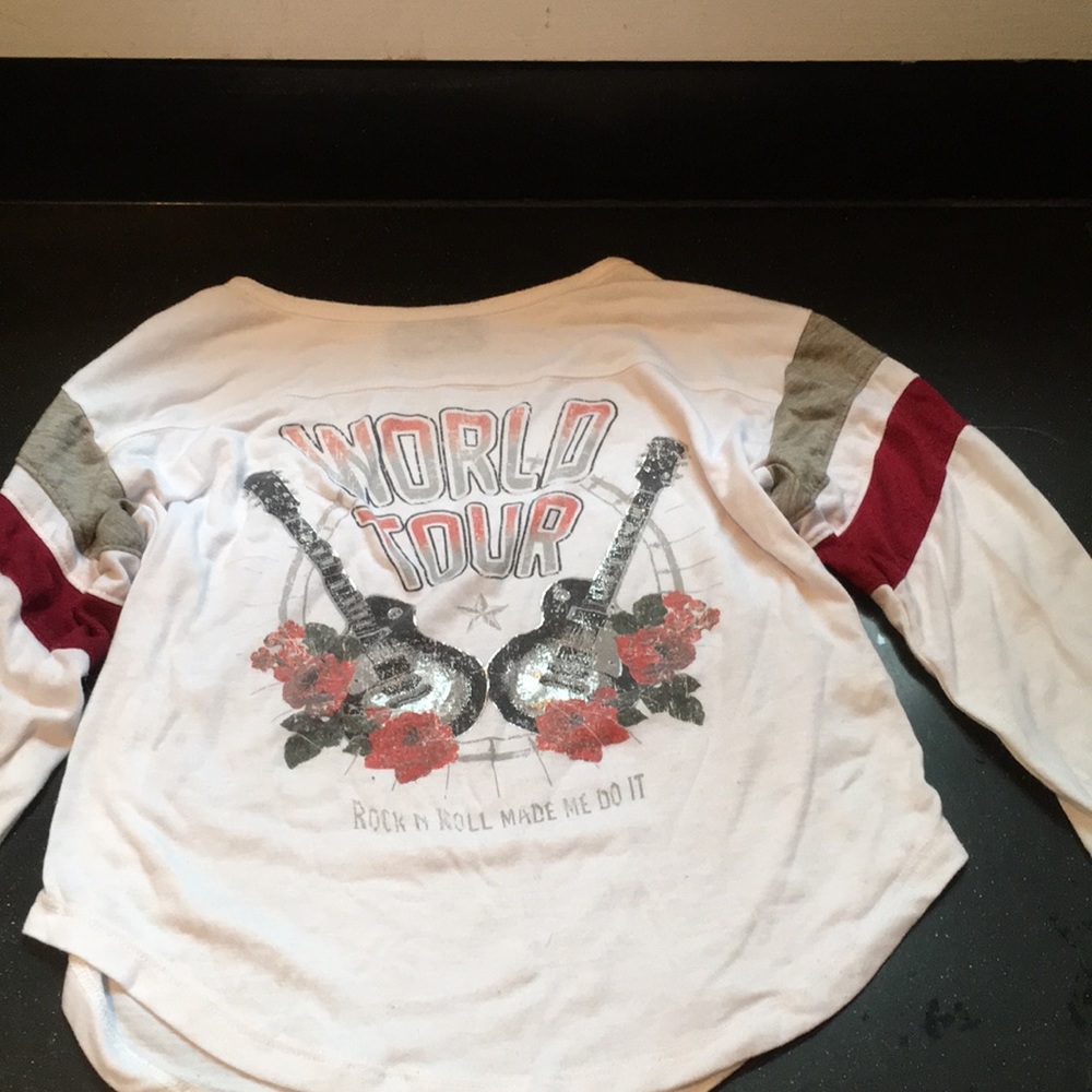 3/4 sleeve shirt.